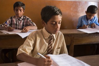 Okul sınavı yapan çocuklar; Mysore; Karnataka; Hindistan