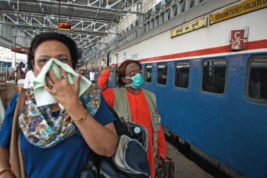 Banliyö sakinleri yüzünü domuz gribinden, Bombay Mumbai 'den, Maharashtra' dan, Hindistan 'dan 12 Ağustos 2009' dan mendille korudular.   
