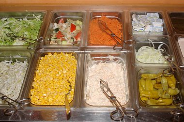 Yemek, salatalık, domates, soğan, mısır rendelenmiş havuç salatası.