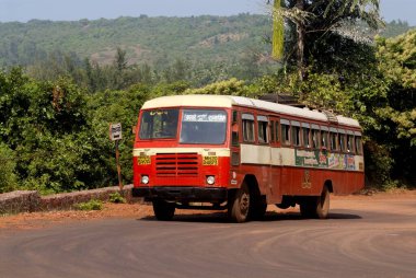 Yerel yolcular için eyalet ulaşım otobüsü Zigzag tepesinde ve Ganapatipule yakınlarındaki Ghat yolunda, Konkan sahili, Ratnagiri Bölgesi, Maharashtra, Hindistan 