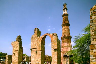 Qutab Minar kompleksi, Delhi, India