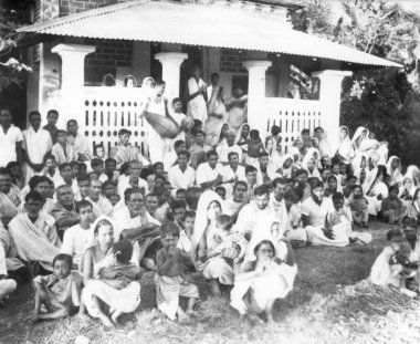 Doğu Bengal 'in Noakhali bölgesinde, Kasım 1946' da, Hindistan 'da bir dua toplantısında.   