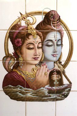 Lord Shiva; Parvati ve Pindi renkli olarak Devgad kalesinin ön duvarına sabitlenmiş karolar; İlçe Sindhudurg; Konkan kıyısı; Maharashtra; Hindistan