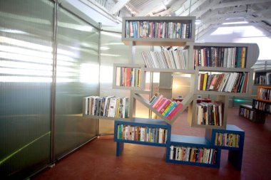 Bose Krishanamachari 'nin duvar kitapları kütüphanesindeki hafif renkli desen; Lava kashi sanat galerisi; Mattancherry; Cochin now Kochi; Kerala; Hindistan