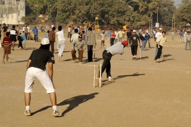 Hintli çocuklar oyun bahçesinde kriket oynuyorlar, Bombay Mumbai, Maharashtra, Hindistan 