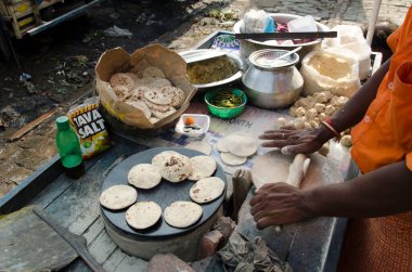 Kolkata caddesinde ekmek yapan adam Batı Bengal Hindistan Asya