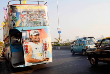 Mahendra Singh Dhoni 20, 20 zafer alayı sırasında otobüsteki ekibiyle fotoğraf çektirdi.    