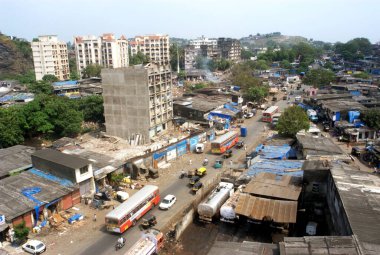 Bombay Mumbai, Maharashtra, Hindistan 'daki Kurla İstasyonu' na giden Bandra Kurla Kompleksi yakınlarındaki CST yolu. 