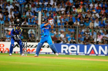 Hint kaptan, vurucu M S Dhoni, Hindistan ile Sri Lanka arasındaki 2011 ICC Dünya Kupası Finali 'nin kalecisi Sri Lanka' nın 2 Nisan 2011 'de Mumbai Hindistan' daki Wankhede Stadyumu 'nda izlediği şutunu atıyor.