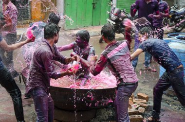 Hindistan 'daki Jodhpur festivalinde insanlar renkli su döküyorlar. 