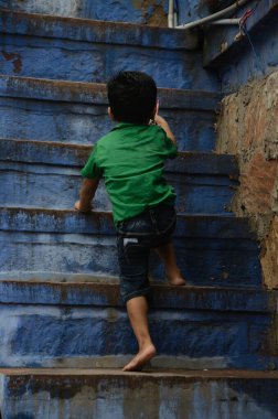 Çocuk evin merdivenlerini çıkıyor, Jodhpur, Rajasthan, Hindistan, Asya