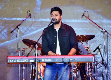 Mithoon, Mithun Sharma, Hint müzik yönetmeni, söz yazarı, besteci, şarkıcı. müzik konseri, film Half Girl, Mumbai, Hindistan, 4 Mayıs 2017