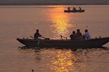 Uttar Pradesh Hindistan 'daki Ganga Nehri' nde seyyahlar.