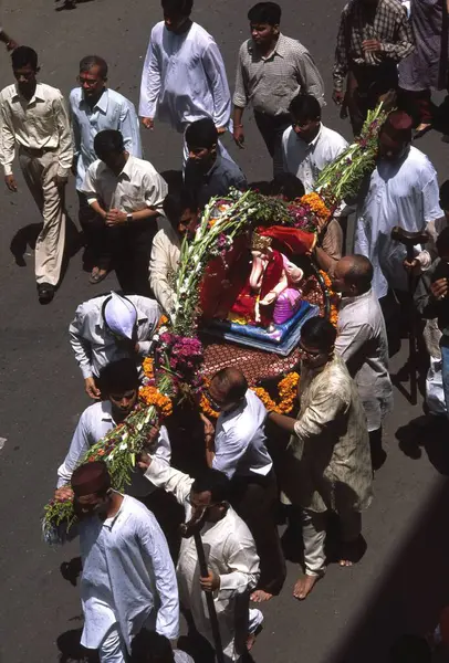 Ganesh Ganesh Ganpati Festivali 'nde Tanrı' yı taşıyan insanlar fil başı geçit töreni, girgaon, Bombay mumbai, maharashtra, Hindistan 