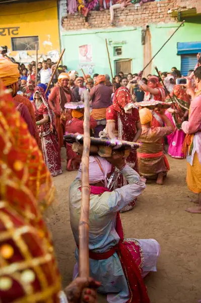 İnsanlar lathmar, holi festivali, mathura, uttar pradesh, Hindistan, Asya 'yı kutluyor. 