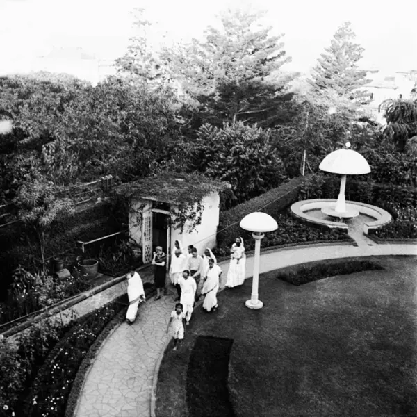 stock image Mahatma Gandhi, Mr. Alexander and others during a morning walk at Birla House, Mumbai, 1945, Rajkumari Amrit Kaur, Agatha Harrison, Aruna Desai, Pyarelal Nayar, India   