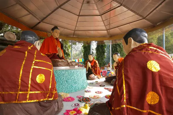 stock image Statues of lord Buddha and his disciples at Dhamma chakka pavattana sutta wheel of law at Sarnath, Varanasi, Uttar Pradesh, India 