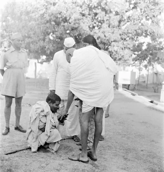 stock image Mahatma Gandhi, greeting a blind man during his visit to the riot stricken areas of Bihar, 1947, India   