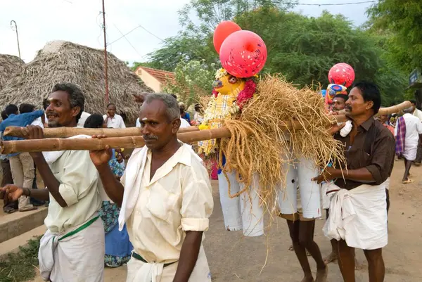 Stock image Decorated clay horses carrying during puravi eduppu festival, Venthanpatti, Pudukkottai, Tamil Nadu, India August-2009 