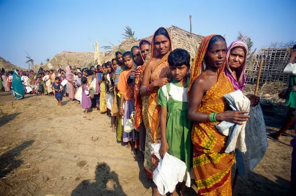 Effected Villagers Standing Cyclone Orissa India November 1999 — Stock Photo, Image