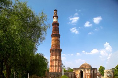 Qutab Minar kompleksi, Delhi, India