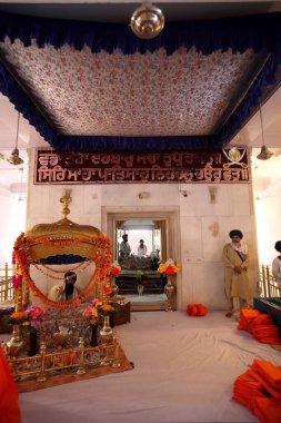 Punjab, Hindistan 'ın Rupnagar ilçesinde bulunan Anandpur sahib Gurudwara' nın içeriden görünüşü 