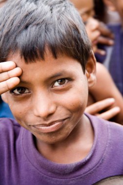 Güney Asyalı fakir çocuk gülümsüyor, Manik gunj köyü, Bangladeş 