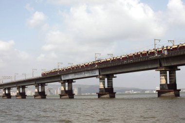 Vashi deresinin üzerinden geçen tren yolu New Bombay Navi Mumbai, Maharashtra, Hindistan 