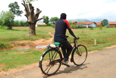 Ho kabileleri bisikletçi, Chakradharpur, Jharkhand, Hindistan   