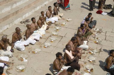 İnsanlar Pind Daan Varanasi Ghat Uttar Pradesh Hindistan 'ı sahneliyorlar. 