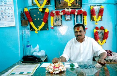 Thanjavur, Tamil Nadu, Hindistan yakınlarındaki Thiruvaiyaru 'daki Orijinal Ghee Halwa Dükkanı' nın sahibi.