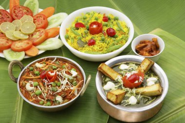 Bakır kadhai 'de vejetaryen kolhapuri, bakır handi' de palak paneer, muz yapraklarında servis edilen yeşil bezelye pilav pulao salatası ve mango turşusu, Hindistan