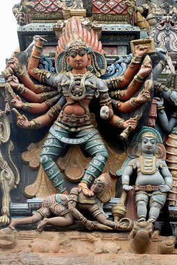 Shree Meenakshi Sundareswarar Tapınağı, Madurai, Tamil Nadu, Hindistan 'da Güney Gopuram' da iblis öldüren tanrıça figürleri. 