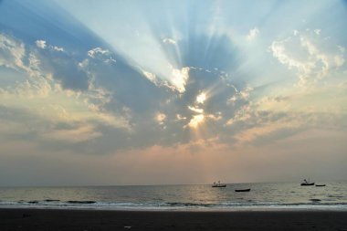 Gün batımı, güneş ışığı, güneş ışığı, güneş ışığı, Surwada plajı, Valsad, Gujarat, Hindistan, Asya