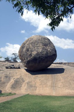 Krishnas tereyağı topu; Mamallapuram; Tamil Nadu; Hindistan 