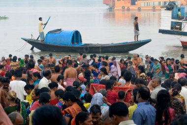 Babu Ghat, Kolkata, Batı Bengal, Hindistan 'da Kartik Purnima' yı (Dolunay) kutluyoruz. 