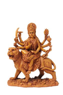 Tanrıça maa durga 'nın çamur heykeli aslanın üzerine dikilmiş. 