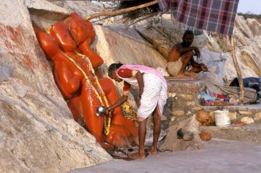 Hanuman Hindistan 'a yağ sunan kadın. 