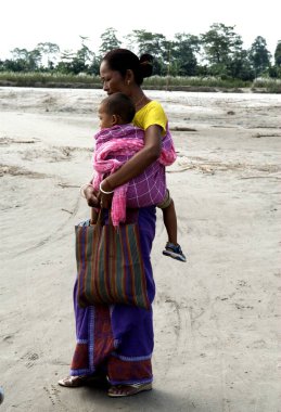 Çocuğuna sarılan kadın, Bongaigaon, Assam, Hindistan 