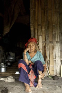 Evde oturan kadın, Chakma kabilesi, Arunachal Pradesh, Hindistan 