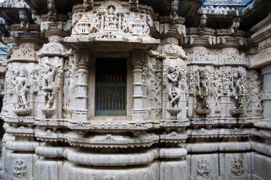 2000 yıllık eski Adinath Jain tapınağı, Delwara köyü, Udaipur, Rajasthan, Hindistan 'da dans figürleri duvarlara poz veriyor.