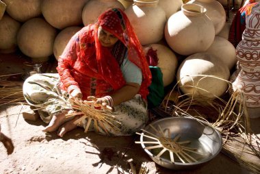 Bambu sepeti yapan kadın, Jodhpur, Rajasthan, Hindistan  