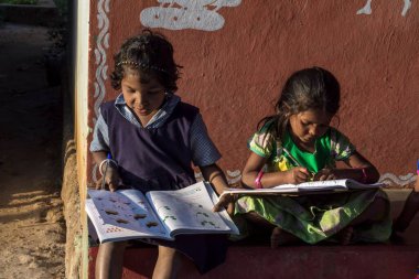 Andhra Pradesh 'in dışında okuyan kızlar, Hindistan, Asya 
