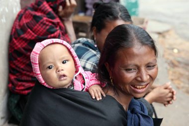 Khasi kabilesinden kadın sırtında çocuk taşıyor, Cherrapunjee, Sohra, Meghalaya, Hindistan   