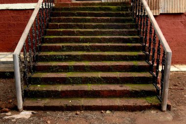 Yağmur mevsiminde yosun kaplı kızıl taşın yaptığı adımlar şimdi Maharashtra Turizm Geliştirme Şirketi Mahabaleshwar; Satara; Maharashtra; Hindistan; Asya 