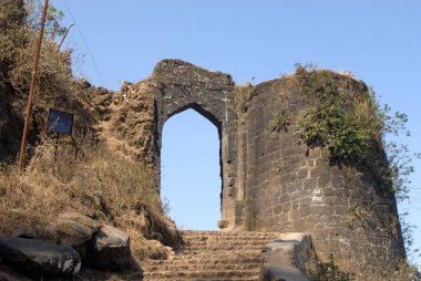 Taş basamaklar ve kale Darwaja sinhagarh sinhagad kalesi, Pune, Maharashtra, Hindistan 