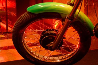 Motosiklet, vitrinde ön tekerlek, Bombay şimdi Mumbai, Maharashtra, Hindistan 