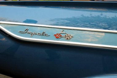 Eski model Chevrolet Impala.