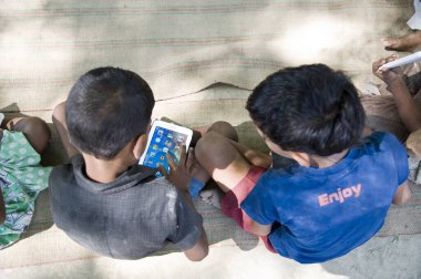 Çocuklar tablet, varanasi, uttar pradesh, Hindistan, Asya 'da okuyor. 