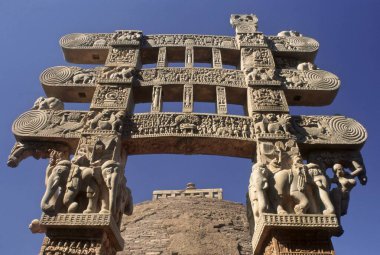 Budist sanchi stupa ve kubbe ve kapı; sanchi; madhya pradesh; Hindistan